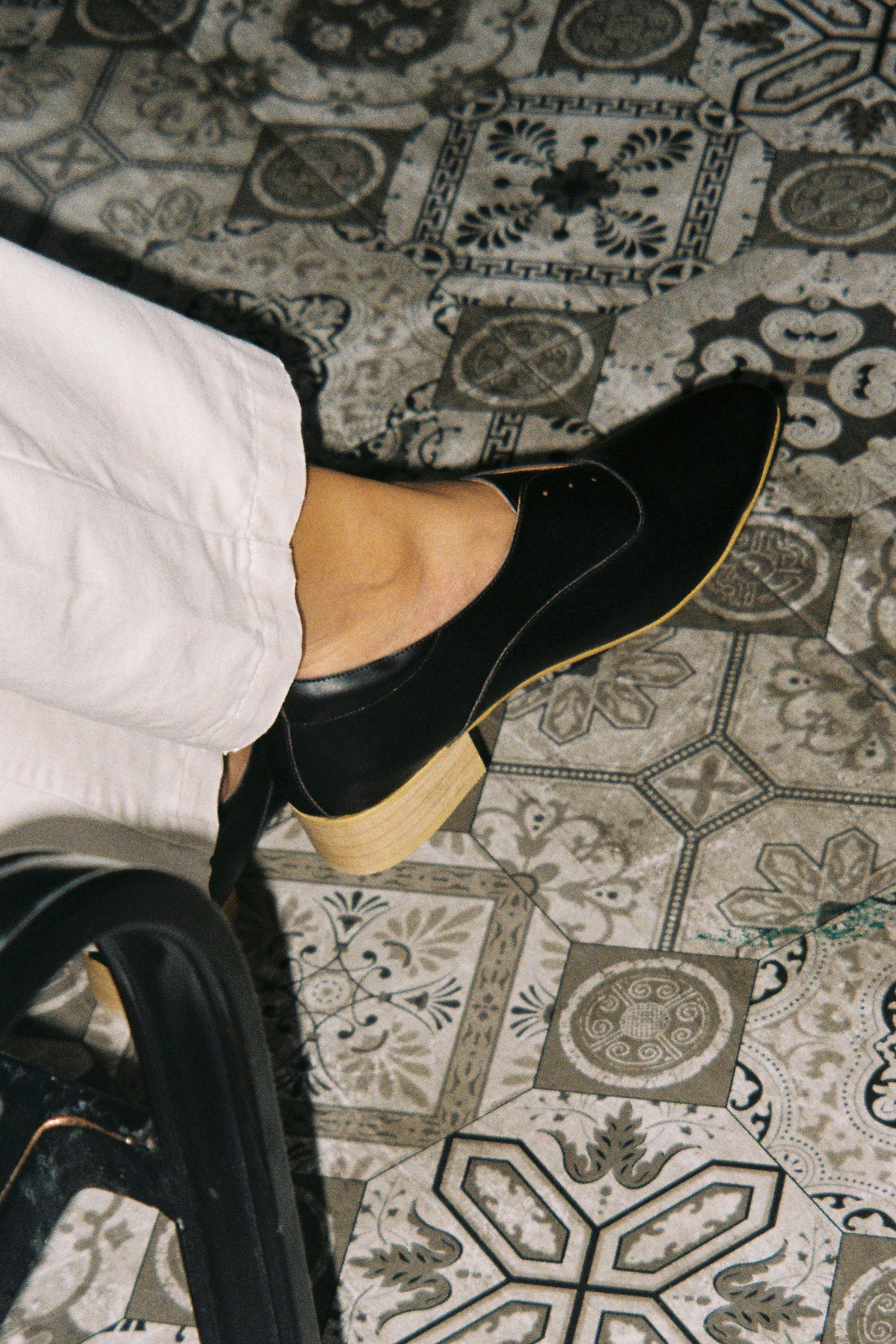 The Balmore Oxford in Black - Image 3