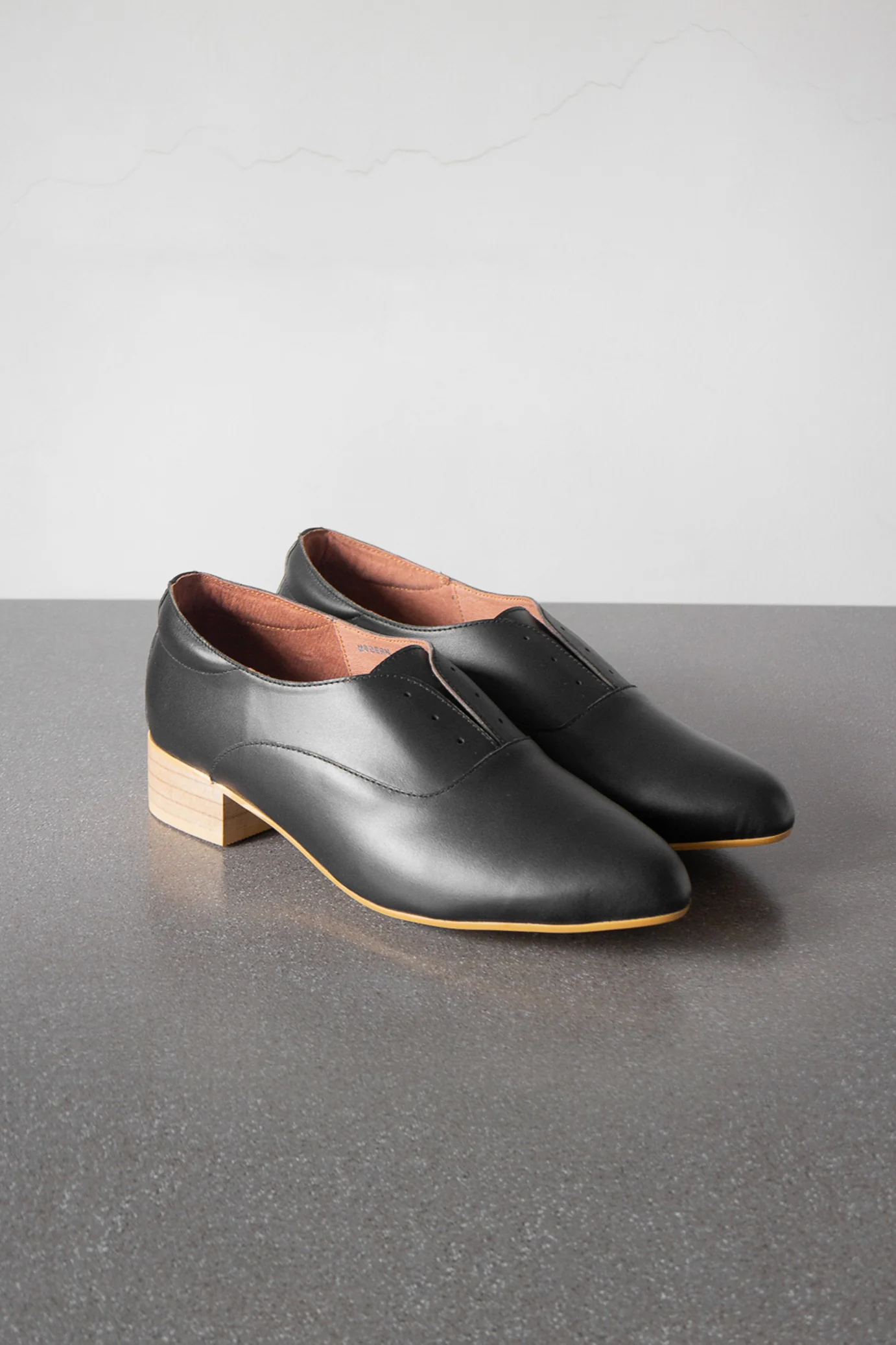 The Balmore Oxford in Black - Image 4