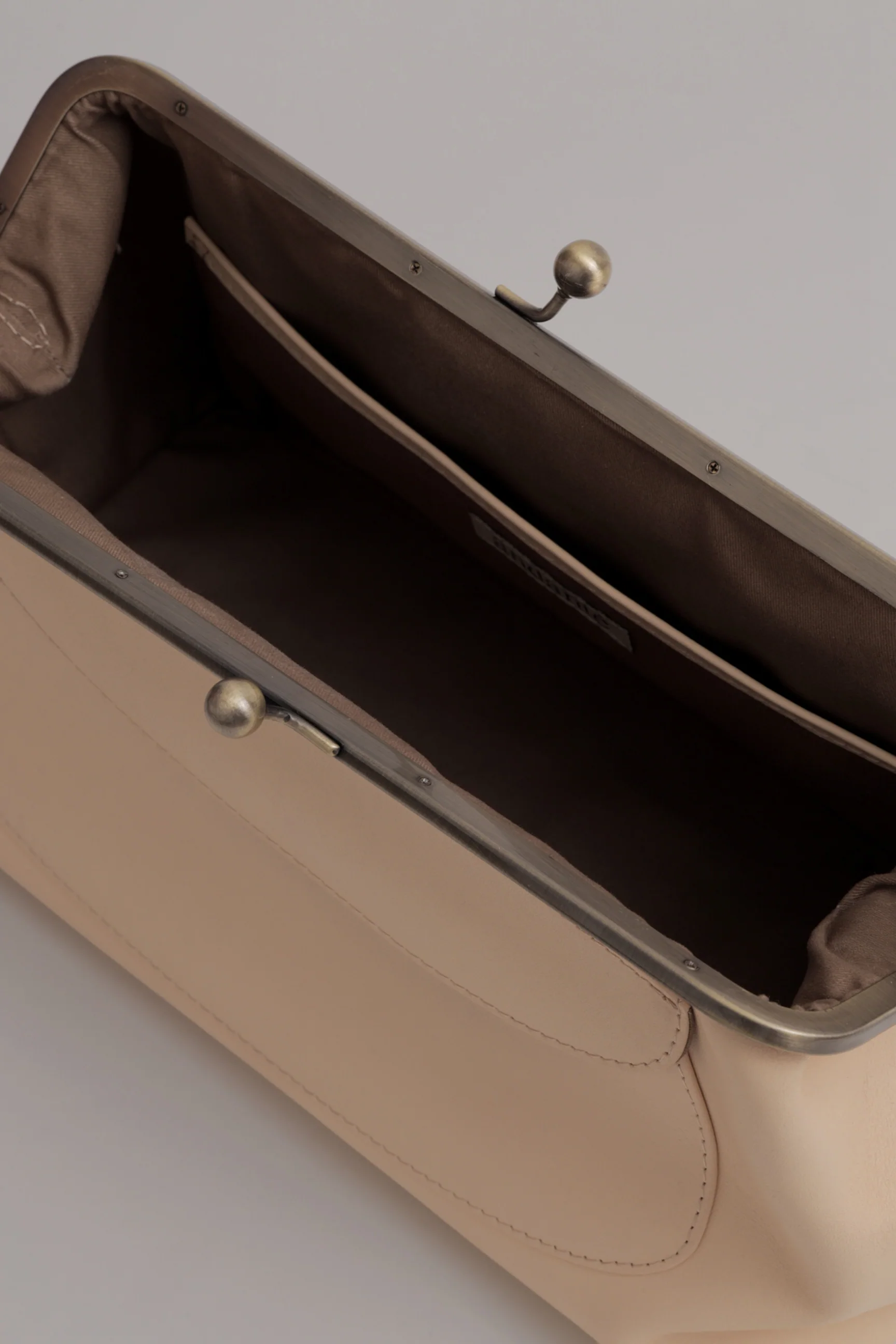 The Grande Nonna Pouch in Butter - Image 3